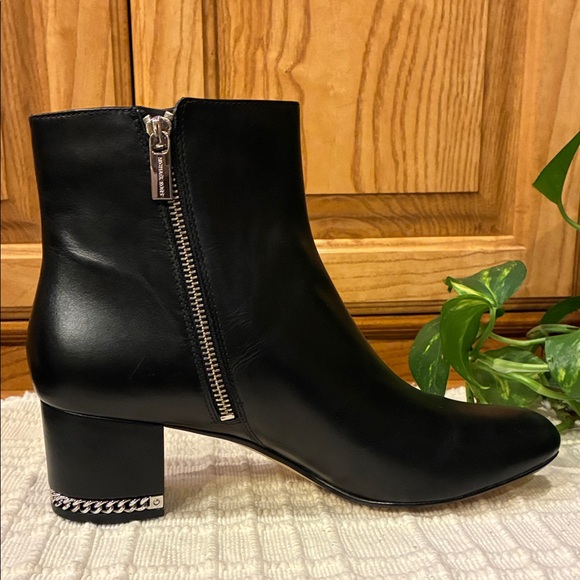 New Size 10 Michael Kors Sabrina Black Leather Ankle Booties Silver Trim (ABBA) - Picture 6 of 15
